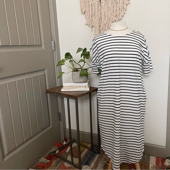 Midi Length Black and White Striped Tunic with pockets - Picture 9 of 10